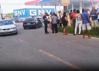 Moradores do Roma realizam manifestação por melhorias no transporte público, em VR