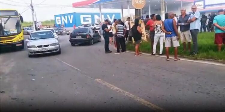 Moradores do Roma realizam manifestação por melhorias no transporte público, em VR