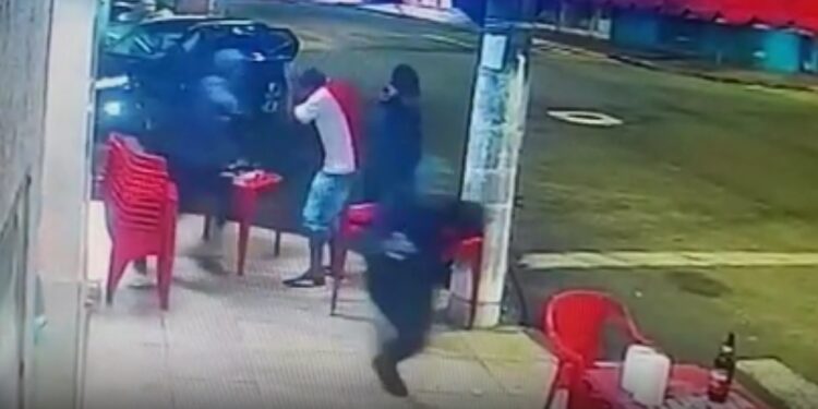 Homens armados roubam carro em Itatiaia para executar homem em Resende