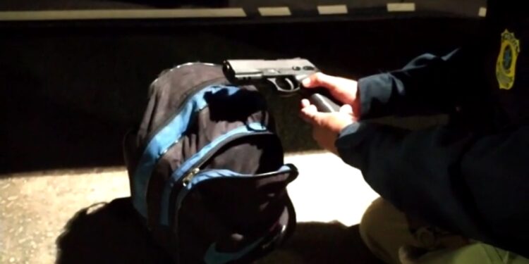 Homem é preso em flagrante transportando pistola e munições em ônibus na Dutra