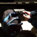 Homem é preso em flagrante transportando pistola e munições em ônibus na Dutra
