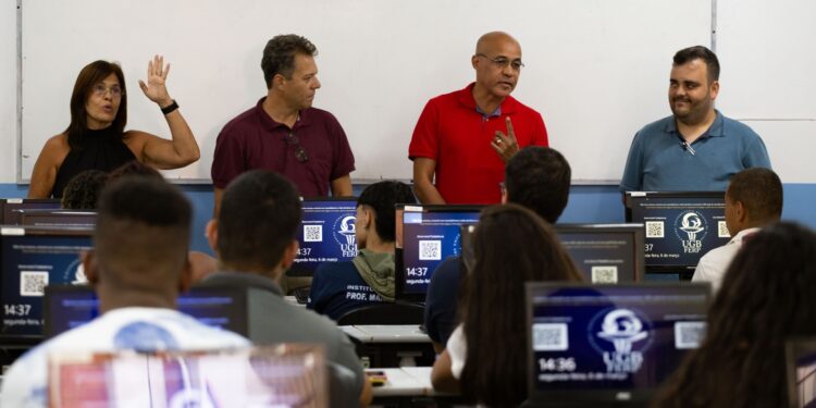 Surdos fazem pré-vestibular com aulas em Libras em Volta Redonda