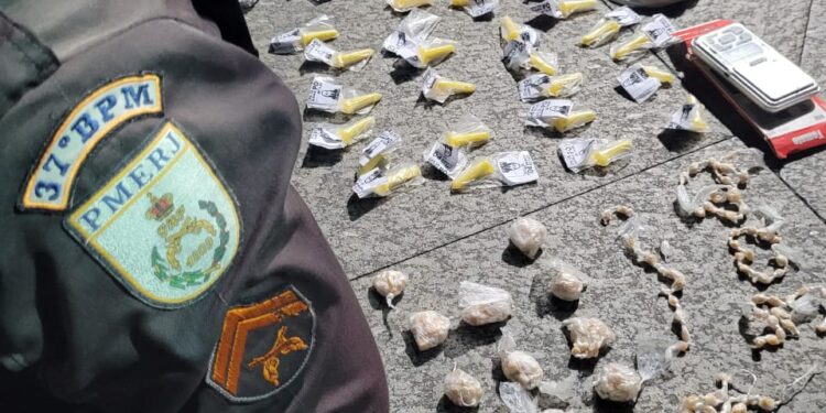 Drogas são apreendidas na Cidade Alegria, em Resende
