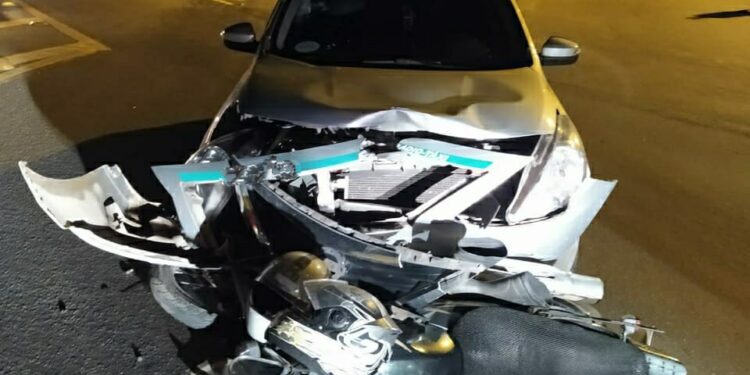 Colisão entre carro e moto deixam dois feridos em Volta Redonda