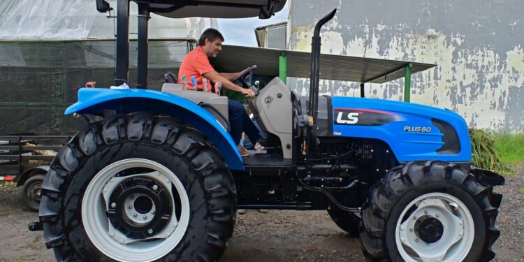 Porto Real adquire novo trator agrícola para auxiliar produtores rurais