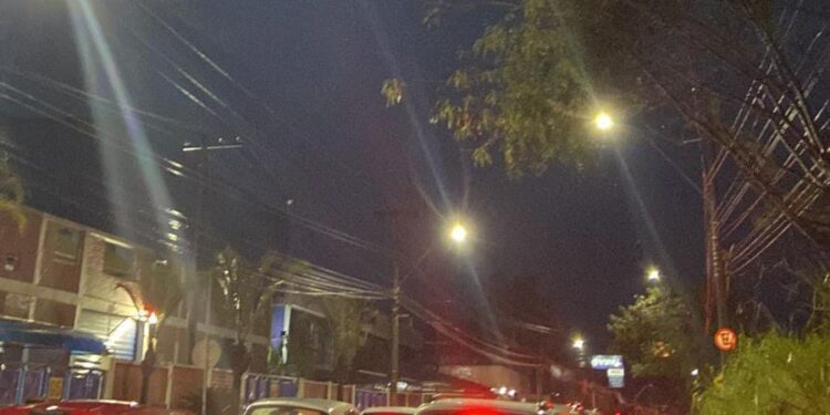 Avenida entre Volta Redonda e Pinheiral engarrafada após chuva desta sexta-feira, 10