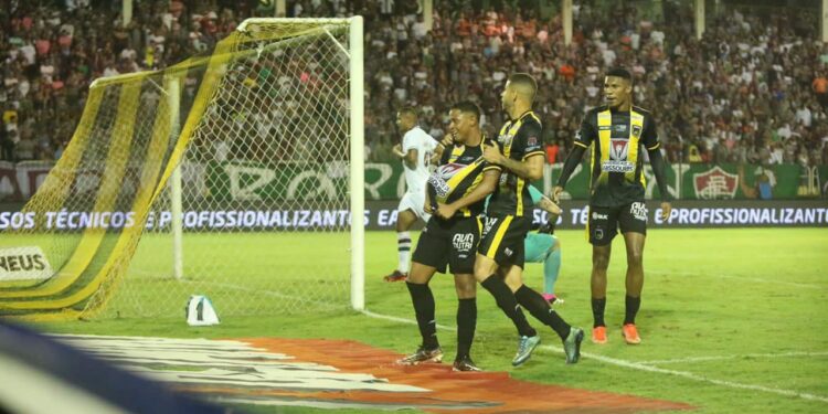 Voltaço vence o Fluminense em casa e fica perto da final