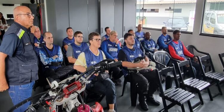 Motociclistas iniciam curso de pilotagem em Volta Redonda