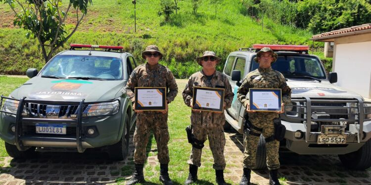 Policiais militares ambientais são homenageados pela Câmara de Valença