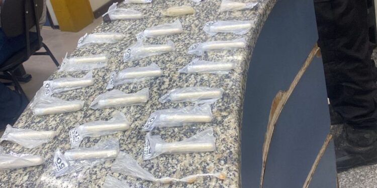 Traficantes abandonam drogas durante fuga em Barra Mansa