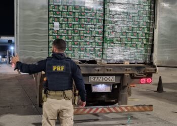 PRF apreende carga com mais de 100 mil latas de cerveja na Dutra, em Piraí