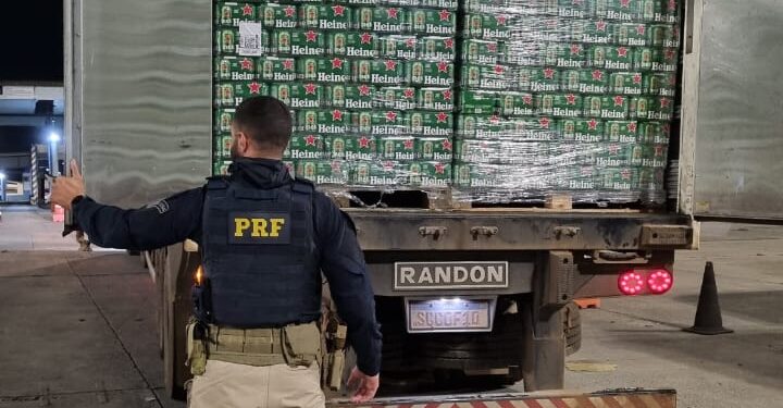 PRF apreende carga com mais de 100 mil latas de cerveja na Dutra, em Piraí