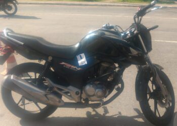 Polícia Militar apreende moto abandonada por condutor após ordem de parada, em Barra Mansa