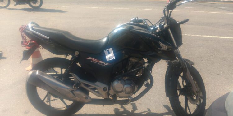 Polícia Militar apreende moto abandonada por condutor após ordem de parada, em Barra Mansa