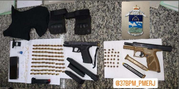 Após perseguição policial, homem é preso com armas e drogas em Porto Real