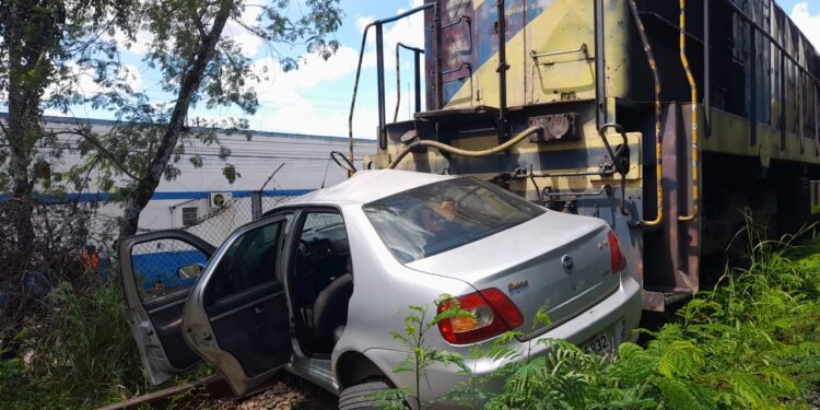 Colisão entre trem e veículo deixa um ferido em Barra Mansa