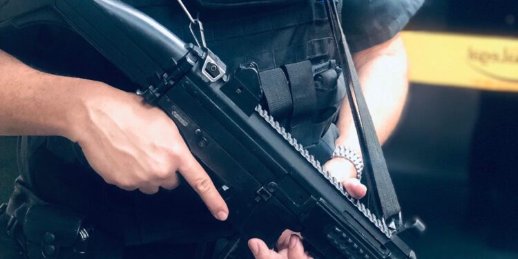 Polícia flagra jovem com revólver em Passa Três, distrito de Rio Claro