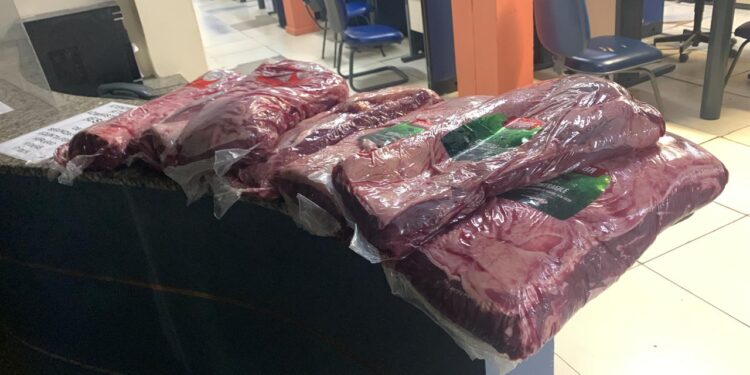 Funcionário é preso em flagrante acusado de furtar carne de supermercado, em Resende