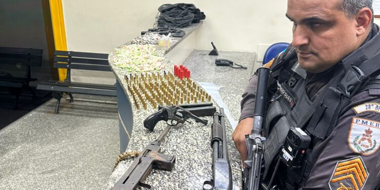 Homem é preso com submetralhadora, espingarda e revólver em Barra Mansa