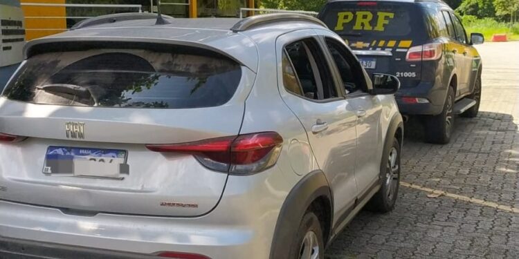 Casal é preso com carro roubado na Via Dutra, em Barra Mansa