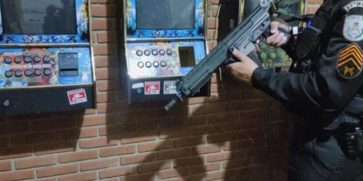 Máquinas caça-níqueis são apreendidas em bar, em Itatiaia