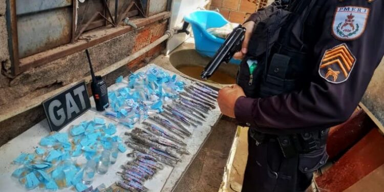 Polícia Militar apreende drogas no Morro do Gama, em Barra do Piraí
