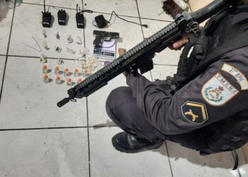 Polícia Militar apreende simulacro de pistola e drogas em Itatiaia