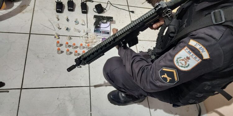 Polícia Militar apreende simulacro de pistola e drogas em Itatiaia