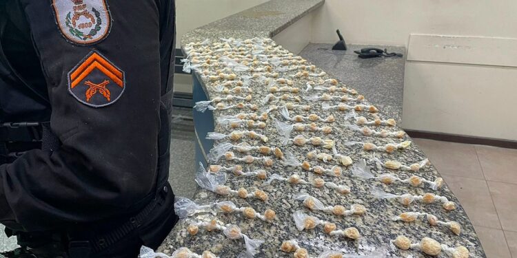 Polícia apreende 207 pedras de crack em imóvel abandonado no Nova Esperança, em Barra Mansa