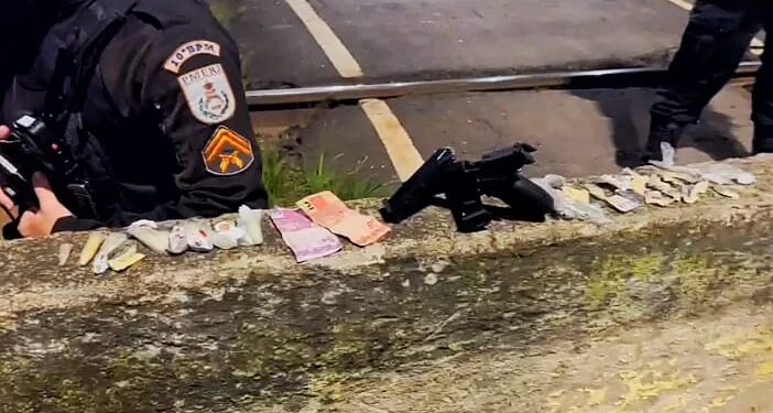 Homem é preso e menor apreendido com pistola 9mm, munição e drogas em Barra do Piraí
