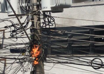 Fiação de poste pega fogo no Ano Bom, em Barra Mansa