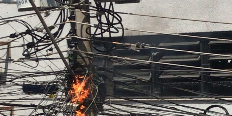 Fiação de poste pega fogo no Ano Bom, em Barra Mansa
