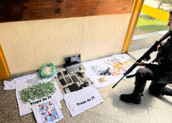 Dois homens foram presos e dois menores apreendidos por tráfico de drogas no Paraíso, em Barra Mansa