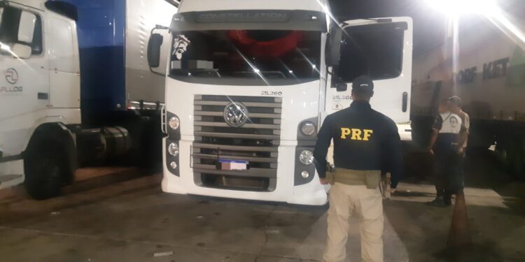 Carreta comprada com cheque sem fundo é recuperada na Dutra