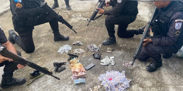 Homem é preso com armas e drogas na Baixada da Olaria, em Resende