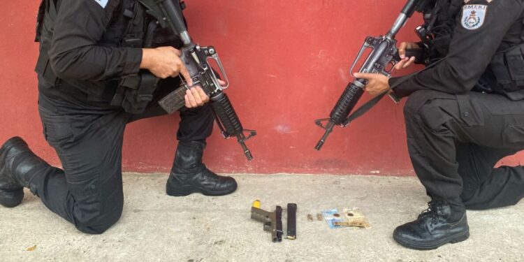 Homem com dois Mandados de Prisão Temporária é detido com pistola 9mm e 31 munições em Resende