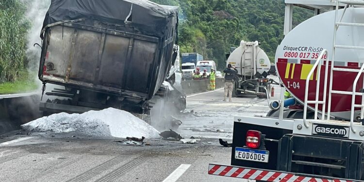 Caminhão pega fogo após colidir na traseira de carreta tanque na Dutra, em Volta Redonda