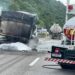 Caminhão pega fogo após colidir na traseira de carreta tanque na Dutra, em Volta Redonda