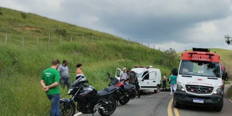 Moto e ambulância colidem na RJ 147, em Valença
