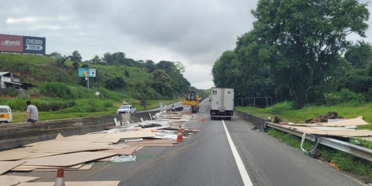 Caminhão tomba e causa congestionamento na Via Dutra, em Piraí