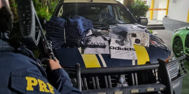 Passageiro de ônibus é detido com mercadorias falsificadas na Dutra, em Itatiaia