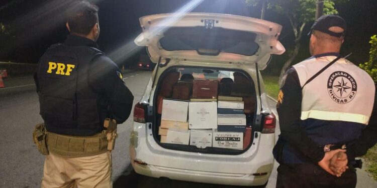 PRF apreende 300 litros de vinho importado transportados sem nota fiscal na Dutra, em Piraí