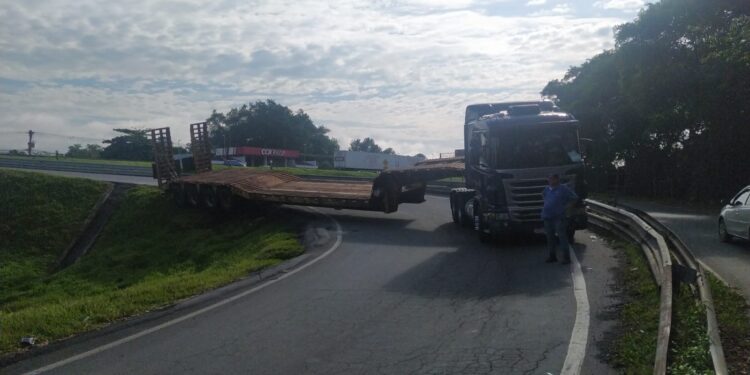 Carreta sai da pista na via de acesso da Dutra à Penedo, em Itatiaia