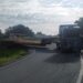 Carreta sai da pista na via de acesso da Dutra à Penedo, em Itatiaia