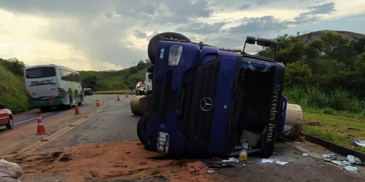 Carreta tomba na Lúcio Meira e carga de bobinas de papel se espalha na pista