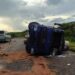Carreta tomba na Lúcio Meira e carga de bobinas de papel se espalha na pista