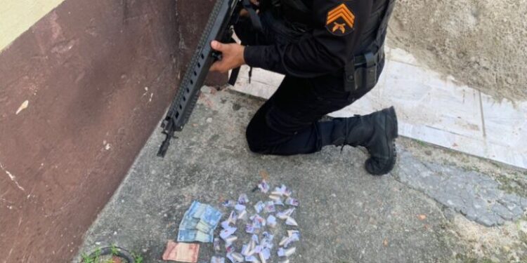 Jovem que guardava drogas em casa, na Morada do Contorno, em Resende, é preso