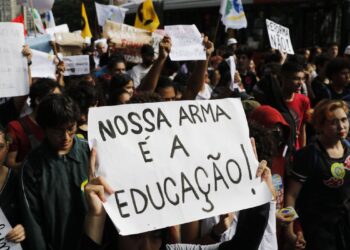 Governo suspende cronograma de implementação do Novo Ensino Médio
