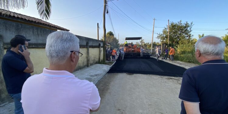 Prefeito de Piraí acompanha andamento de obra em Arrozal