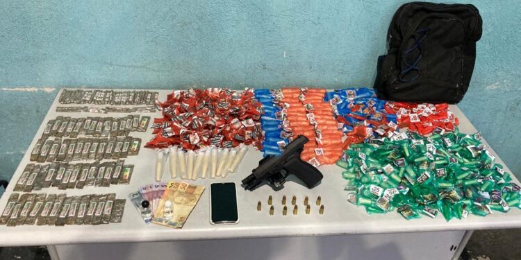 PM prende homem armado e com mochila abarrotada de drogas em Volta Redonda